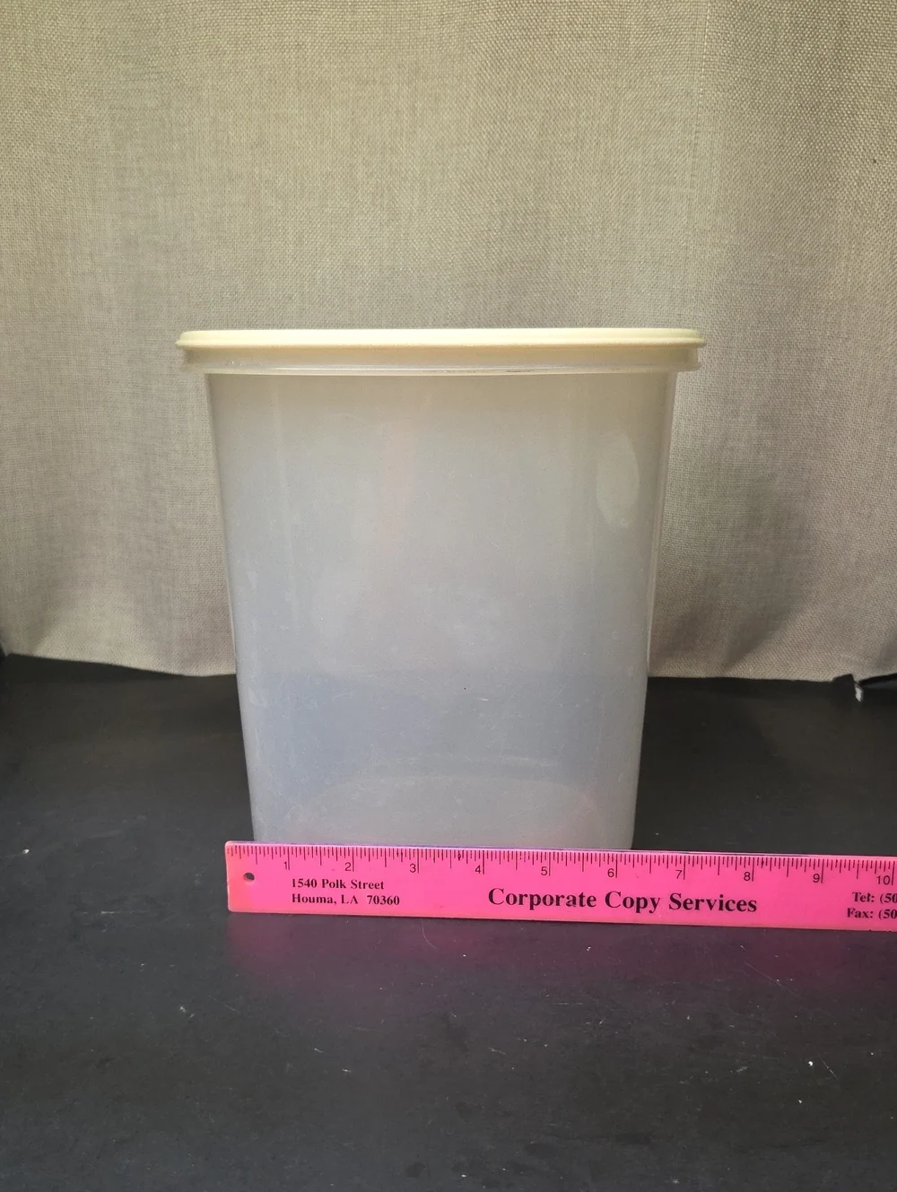 3 Rubbermaid Storage Containers‎ With Lids